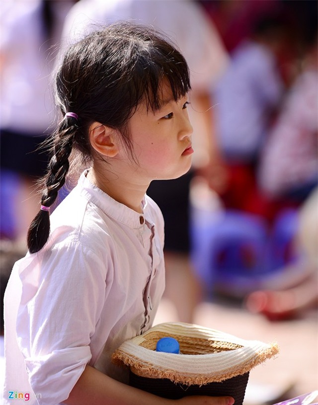 Trẻ em ngồi trong nắng nóng 39 độ C dự lễ bế giảng