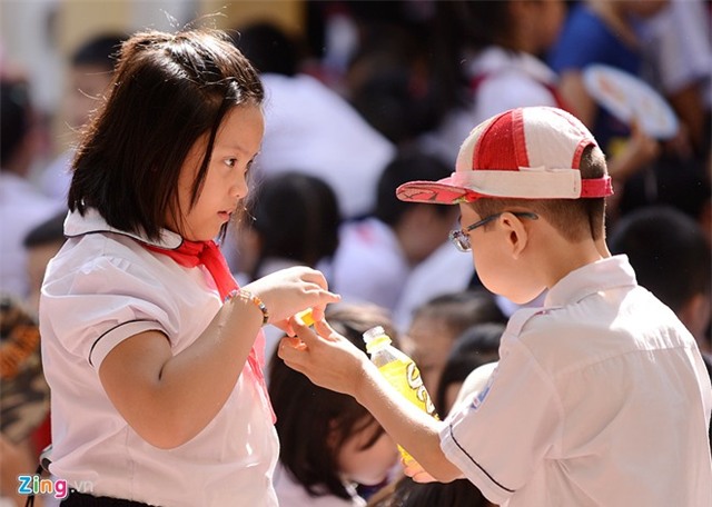 Trẻ em ngồi trong nắng nóng 39 độ C dự lễ bế giảng