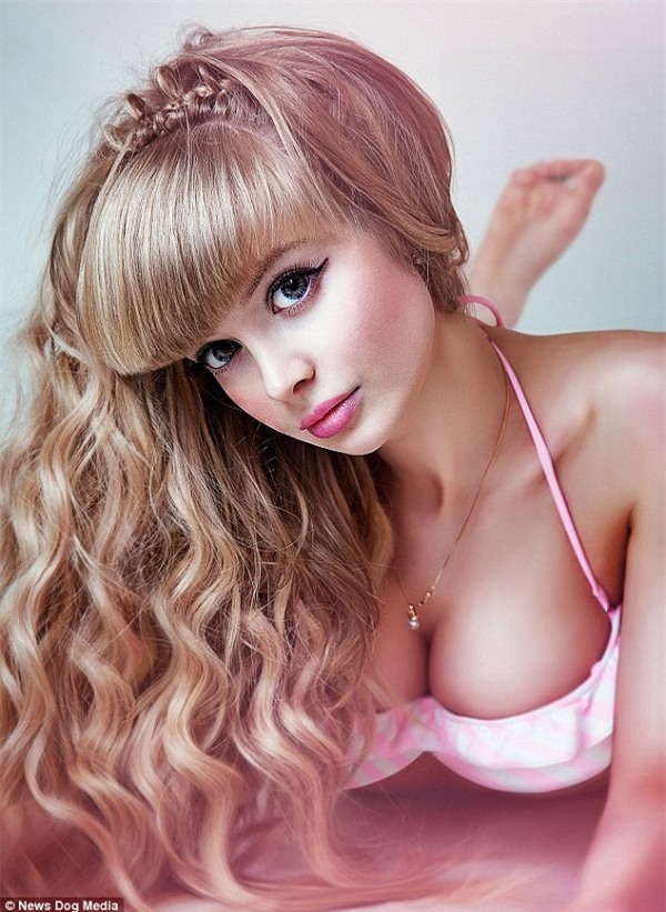 Lạ kỳ cô gái có ngoại hình giống hệt búp bê Barbie 1