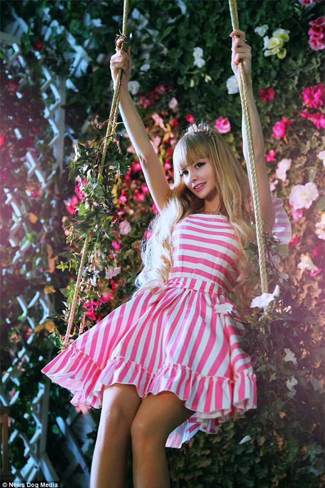 Cô gái có ngoại hình búp bê được nuôi như