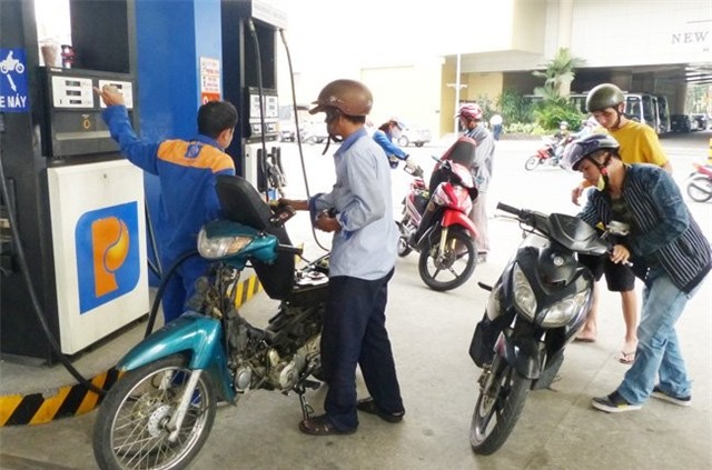 Người tiêu dùng là đối tượng chịu thiệt thòi nhất trong câu chuyện giá xăng.