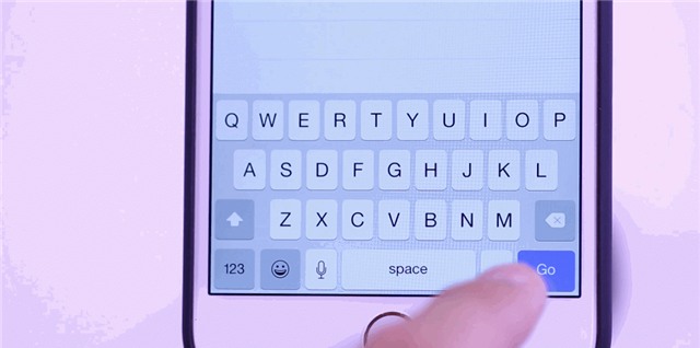 Trong trình duyệt Safari, người dùng có thể thao tác nhanh hơn bằng việc giữ phím “.” để chọn tên miền cơ bản như .net .com .edu .vn...