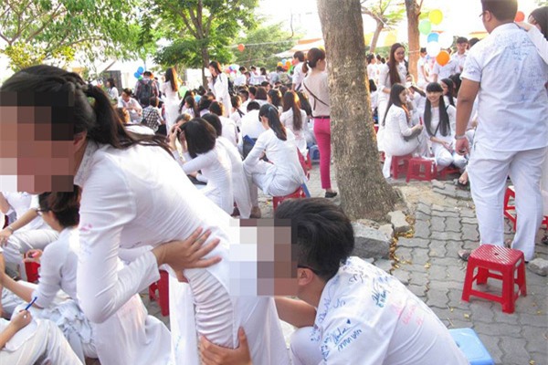 ảnh, hôn mông, phản cảm, học sinh