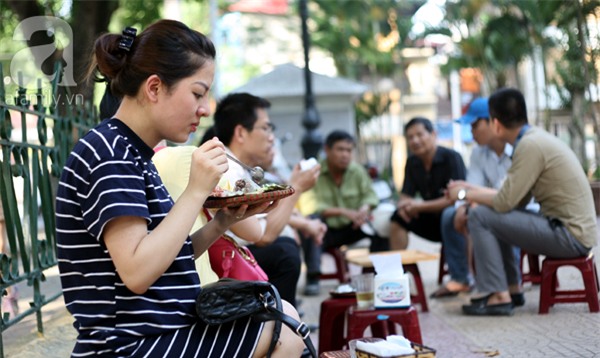 hotgirl bán bánh giò