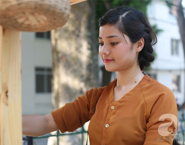 hotgirl bán bánh giò