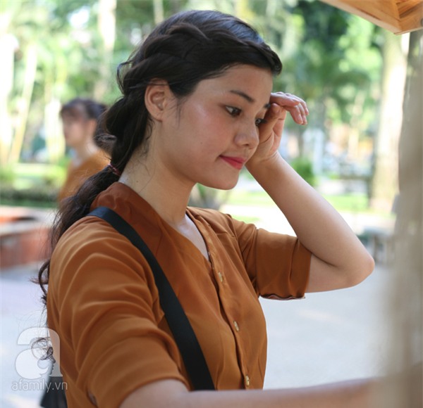 hotgirl bán bánh giò