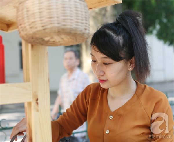 hotgirl bán bánh giò