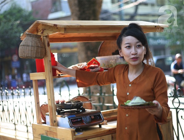 hotgirl bán bánh giò