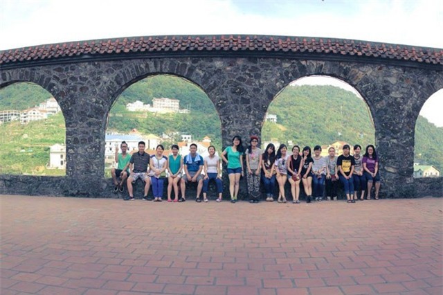 Một điểm đến không thể bỏ qua tiếp theo ở Tam Đảo là nhà thờ cổ Tam Đảo. Nhà thờ được xây dựng theo kiến trúc Pháp từ năm 1906, nhà sàn lợp lá, đến năm 1937 xây lại kiên cố với vật liệu đá, và gạch. Vòm cửa nào cũng có hình bán nguyệt, có mặt bằng để khách ngồi phóng mắt nhìn ra toàn thị trấn bên dưới.