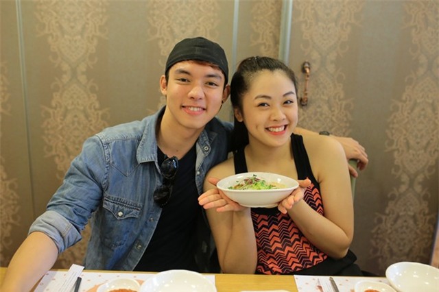 Phạm Nguyễn Duy, Nguyễn Ngọc Khánh Tiên - cặp hot boy, hot girl của Vietnam Idol mùa 6 - thân thiết cùng nhau.