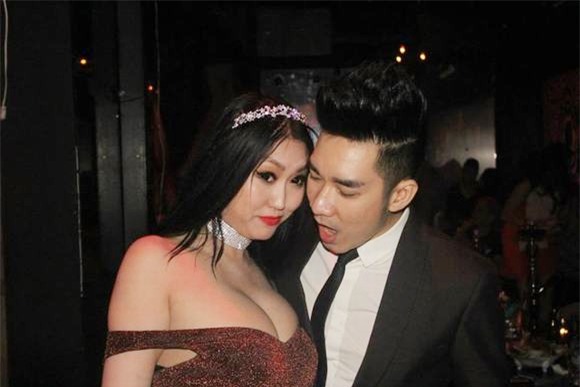 Sao Việt bị nhìn trộm vòng 1 vì ăn vận phóng khoáng - 2