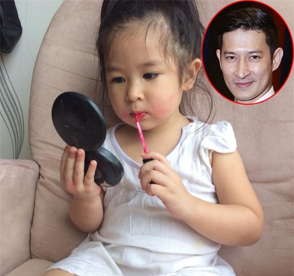 Diễn viên Huy Khánh nhanh tay ghi lại khoảnh khắc công chúa nhỏ đang tập tành tô son, hai bầu má nhoe nhoét màu son ngộ nghĩnh. Bé Cát được bố gọi yêu là “Lọ Lem”.