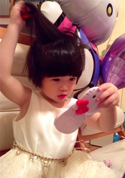 Cô bé đã biết soi gương, dùng son môi cũng như mặc đẹp như một công chúa nhỏ. Gần đây, Nguyệt Cát thường xuyên được mẹ đưa đến các sự kiện của showbiz.