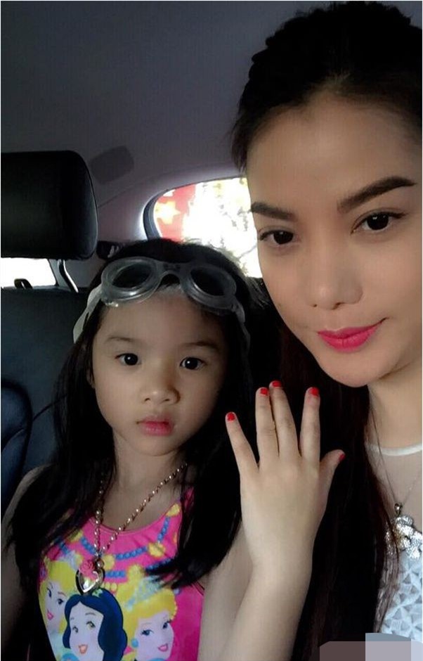 Có mẹ Trương Ngọc Ánh từng là người mẫu, bố là quý ông lịch lãm Trần Bảo Sơn, cô bé Bảo Tiên sớm ra dáng một thiếu nữ điệu đà.