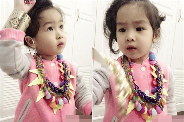 Công chúa đầu lòng của vợ chồng huấn luyện viên The Voice Kids còn dùng trộm nữ trang và đồ trang điểm của mẹ. Mỗi khi được chụp ảnh, Mina cũng rất linh hoạt khi tạo dáng.