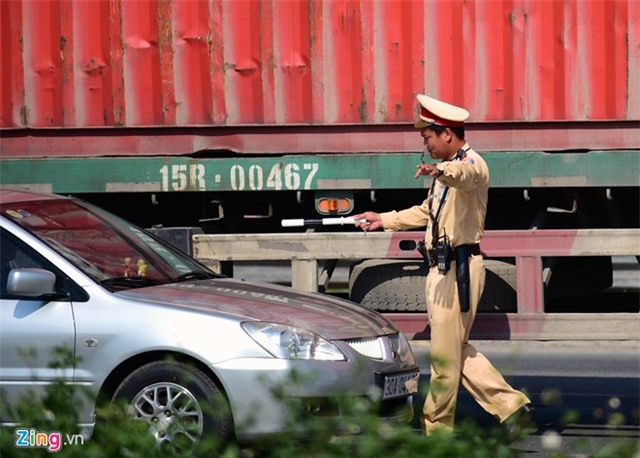 Cảnh sát giao thông phơi mình dưới nắng nóng 40 độ C