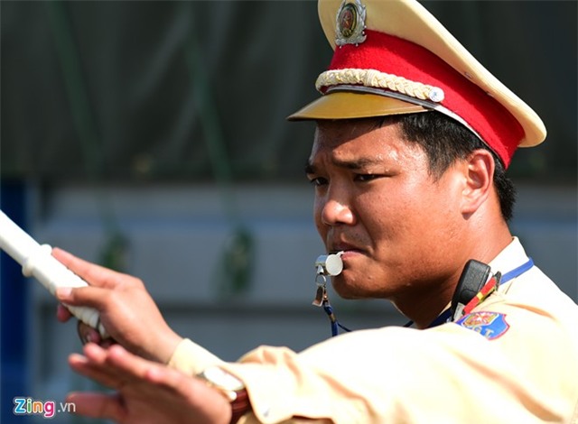 Cảnh sát giao thông phơi mình dưới nắng nóng 40 độ C