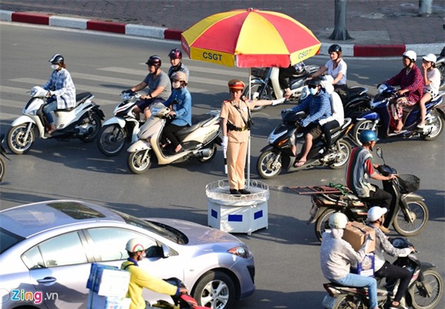 Cảnh sát giao thông phơi mình dưới nắng nóng 40 độ C