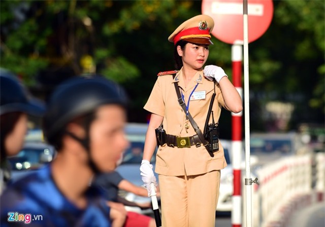 Cảnh sát giao thông phơi mình dưới nắng nóng 40 độ C