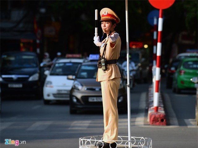 Cảnh sát giao thông phơi mình dưới nắng nóng 40 độ C
