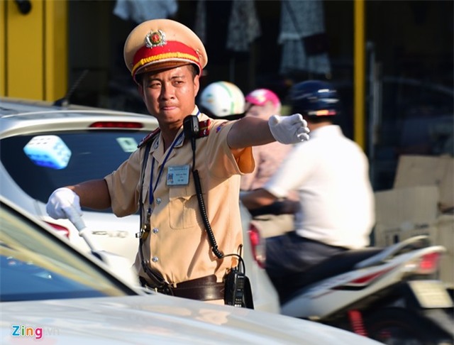 Cảnh sát giao thông phơi mình dưới nắng nóng 40 độ C