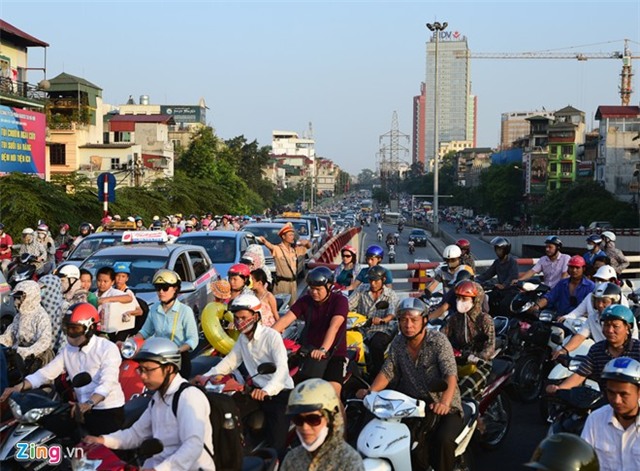 Cảnh sát giao thông phơi mình dưới nắng nóng 40 độ C