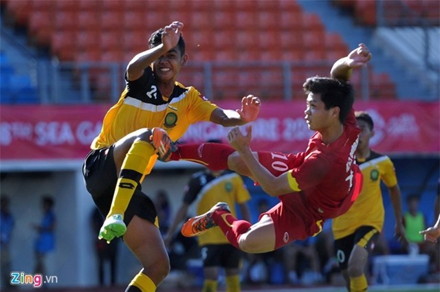 Công Phượng trong tình huống dứt điểm về phía khung thành U23 Brunei. Ảnh: Anh Tuấn