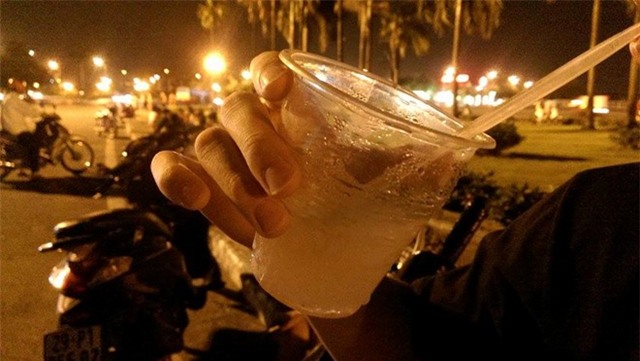20.000 đồng một cốc nước mía hóng mát ở Hà Nội