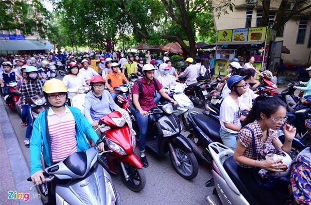 Sĩ tử đi thi từ sáng sớm, nhiều tuyến đường ùn ứ