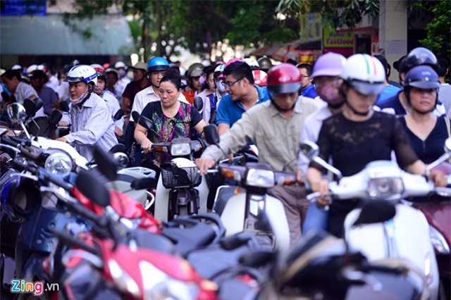 Sĩ tử đi thi từ sáng sớm, nhiều tuyến đường ùn ứ