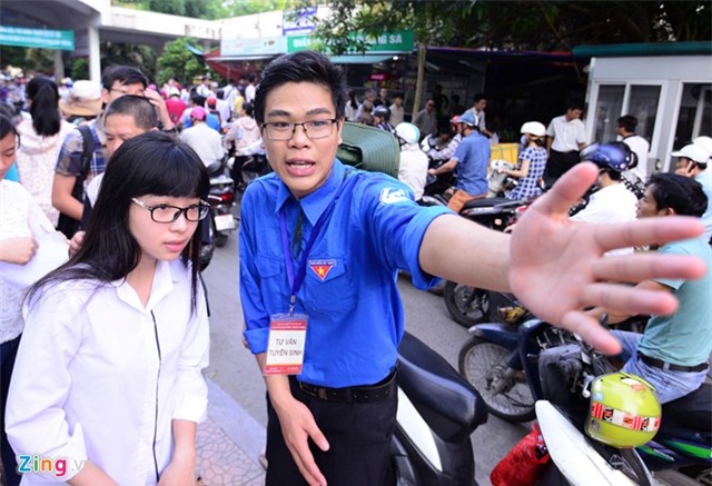 Sĩ tử đi thi từ sáng sớm, nhiều tuyến đường ùn ứ