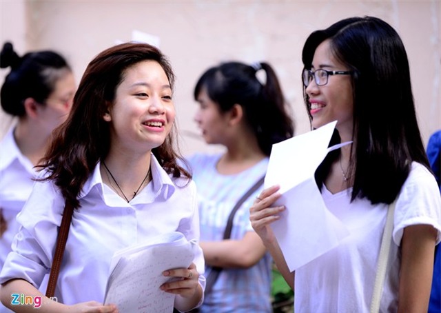 Sĩ tử đi thi từ sáng sớm, nhiều tuyến đường ùn ứ