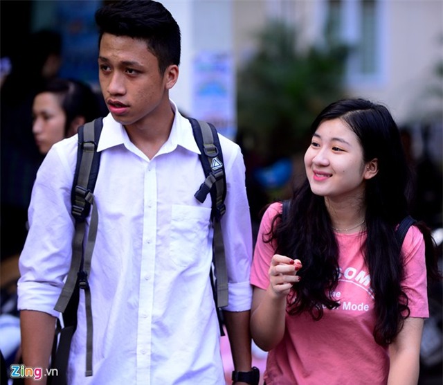 Sĩ tử đi thi từ sáng sớm, nhiều tuyến đường ùn ứ
