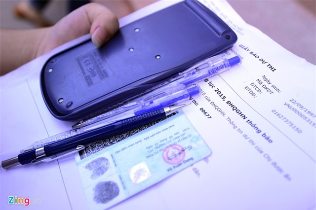 Sĩ tử đi thi từ sáng sớm, nhiều tuyến đường ùn ứ