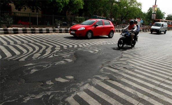 Mặt đường ở gần bệnh viện Safdarjung, thủ đô New Delhi, biến dạng do nắng nóng 45 độ C. Nhiệt độ ngày 29/5 ở thủ đô đã giảm nhẹ so với những ngày trước nhưng vẫn ở mức cao: 42 độ C.