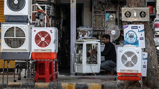 Quạt và máy điều hòa trở thành những vật dụng được mua nhiều trong những ngày nóng. Tuy nhiên, Ấn Độ phải áp dụng cắt điện luân phiên để bảo đảm nguồn cung trước nhu cầu tăng đột biến.