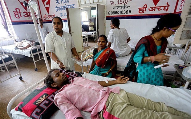 Những bệnh viện ở Ấn Độ thường xuyên trong tình trạng quá tải. Ông bố Lakshmi Singh khi đưa con trai đến khám tại một bệnh viện phía nam thủ đô cho biết: 