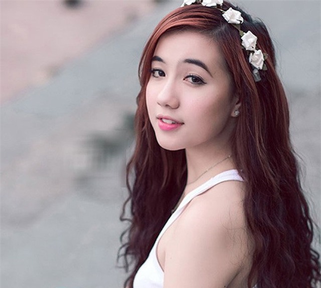 Khi nở nụ cười nhe, hot girl Mie cũng thu hút mọi ánh nhìn.