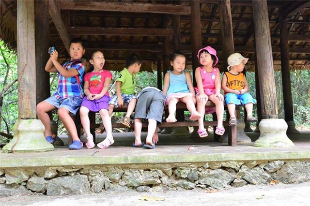 Hãy để trẻ được sống trọn với kỳ nghỉ hè. (Ảnh: Phúc Lai)
