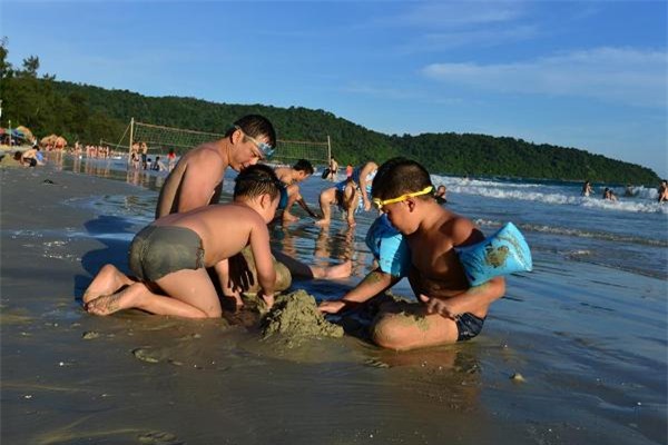Niềm vui tắm biển của trẻ. (Ảnh: Phúc Lai)