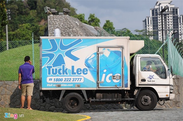 U23 Malaysia tập kín, dùng xe tải chở đá lạnh giải nhiệt