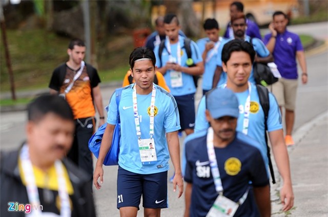 U23 Malaysia tập kín, dùng xe tải chở đá lạnh giải nhiệt