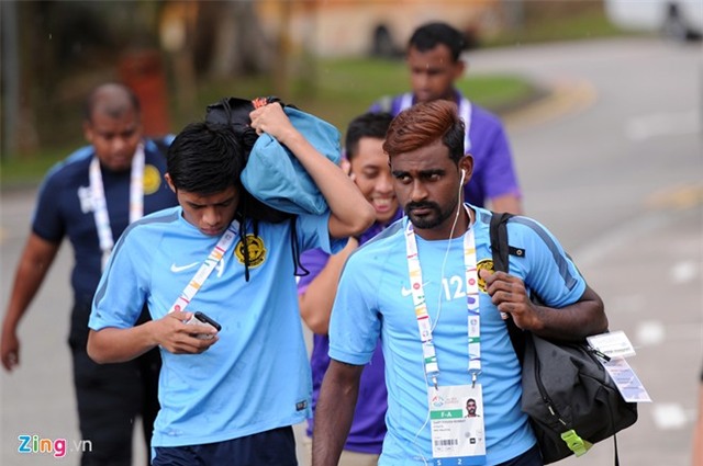 U23 Malaysia tập kín, dùng xe tải chở đá lạnh giải nhiệt