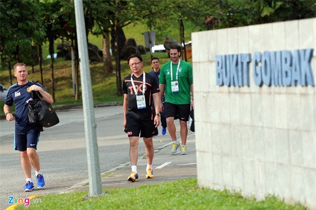 U23 Malaysia tập kín, dùng xe tải chở đá lạnh giải nhiệt