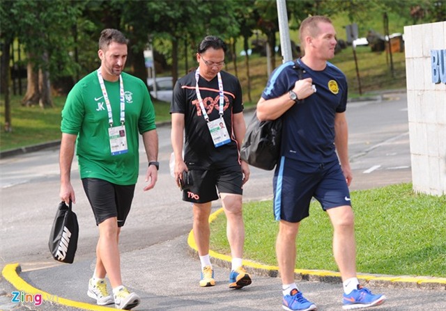 U23 Malaysia tập kín, dùng xe tải chở đá lạnh giải nhiệt