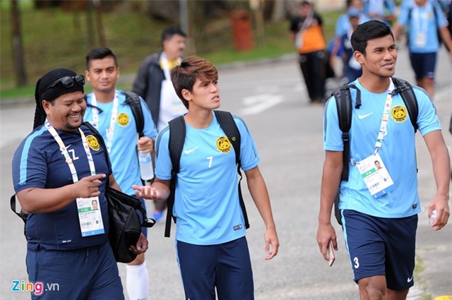 U23 Malaysia tập kín, dùng xe tải chở đá lạnh giải nhiệt