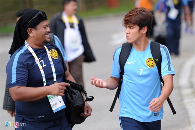 U23 Malaysia tập kín, dùng xe tải chở đá lạnh giải nhiệt