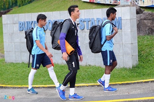 U23 Malaysia tập kín, dùng xe tải chở đá lạnh giải nhiệt