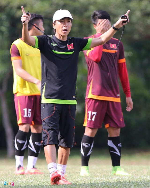 Miura hướng dẫn học trò mẹo đè người và né đòn U23 Malaysia