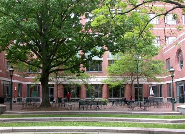 Bên trong 'nôi đào tạo tỷ phú của thế giới'